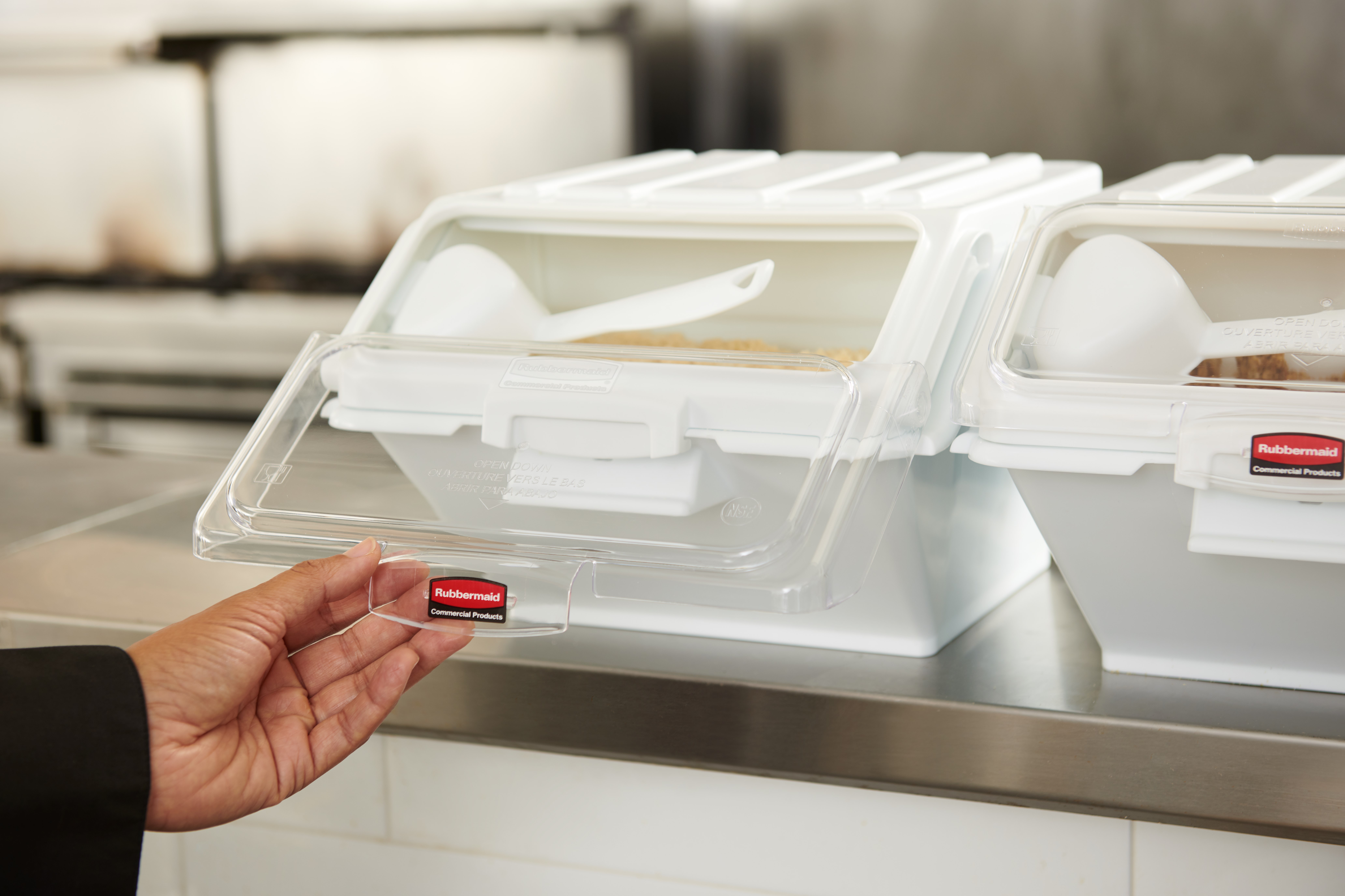The Rubbermaid Commercial Shelf Ingredient Bin with Scoop offers quick one-handed access while stacked and an integrated measuring tool that increases preparation efficiency, space optimization, and promotes food safety compliance.