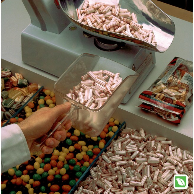 Cette cuillère multi-usages de 0,95 l est conçue pour les bacs à ingrédients Rubbermaid ProSave®.