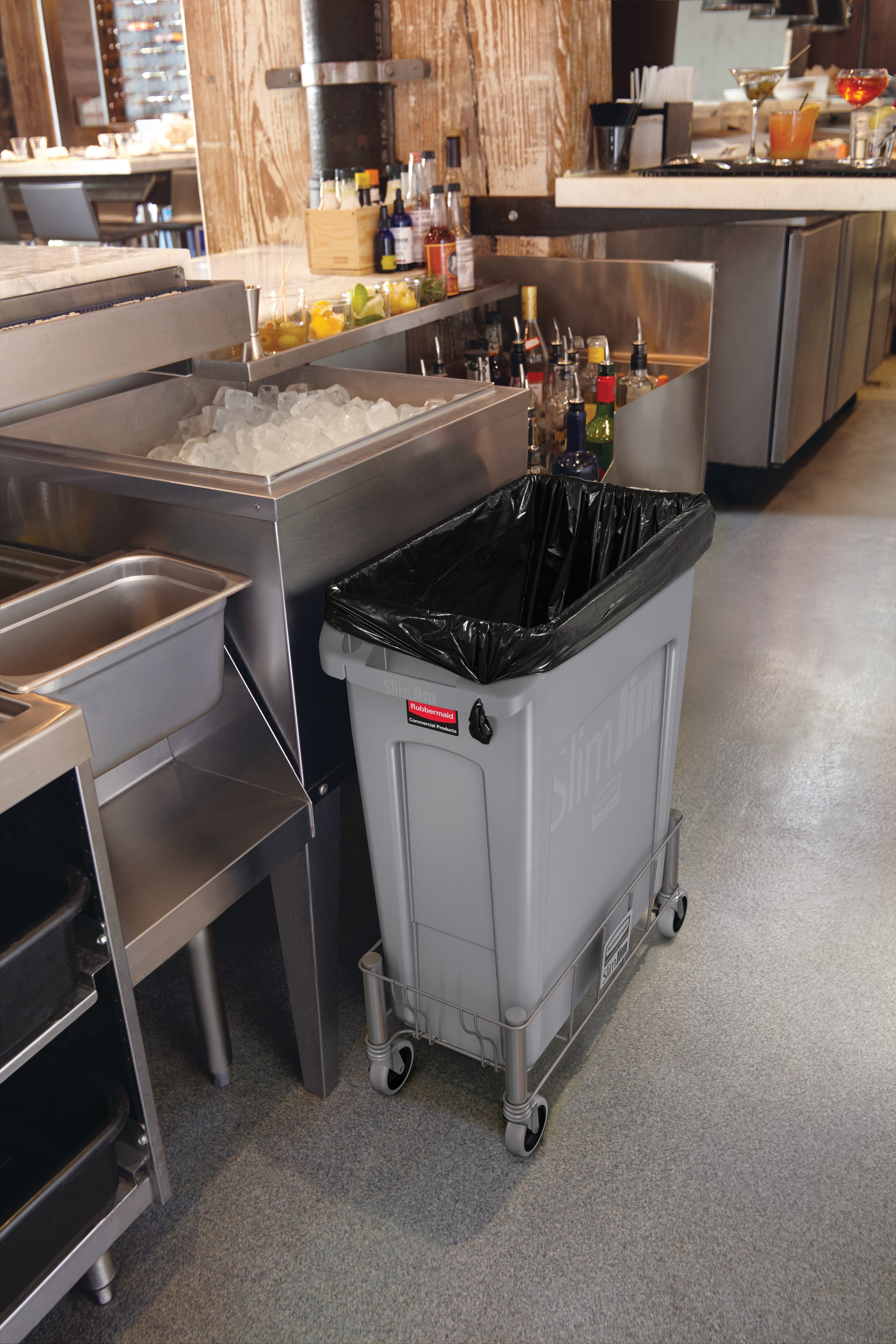 Le socle en acier inoxydable Rubbermaid Slim Jim® est conçu pour assurer le soutien et le transport en douceur et efficace des collecteurs Slim Jim® avec conduits d’aération dans tous les établissements commerciaux.