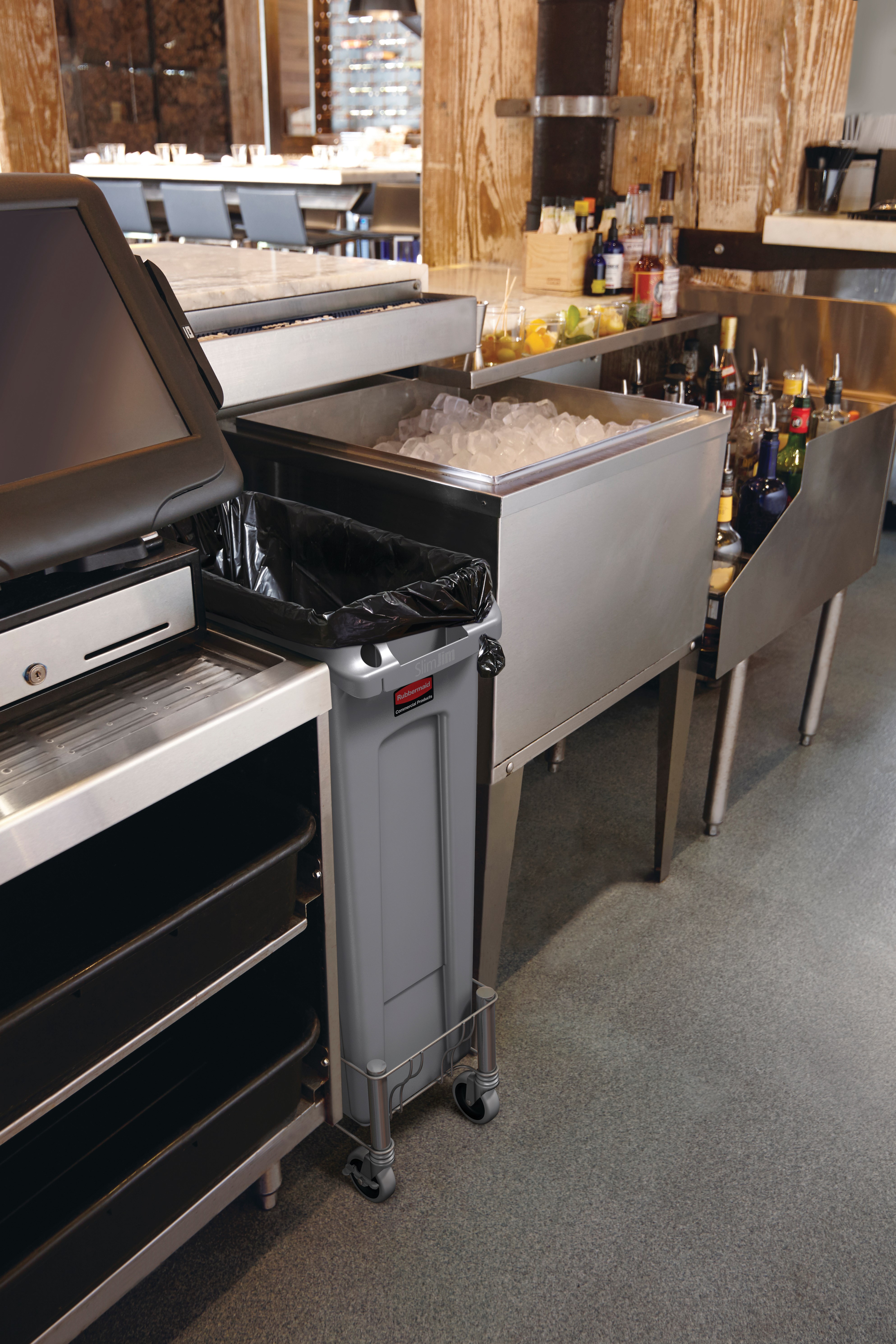 Le socle en acier inoxydable Rubbermaid Slim Jim® est conçu pour assurer le soutien et le transport en douceur et efficace des collecteurs Slim Jim® avec conduits d’aération dans tous les établissements commerciaux.