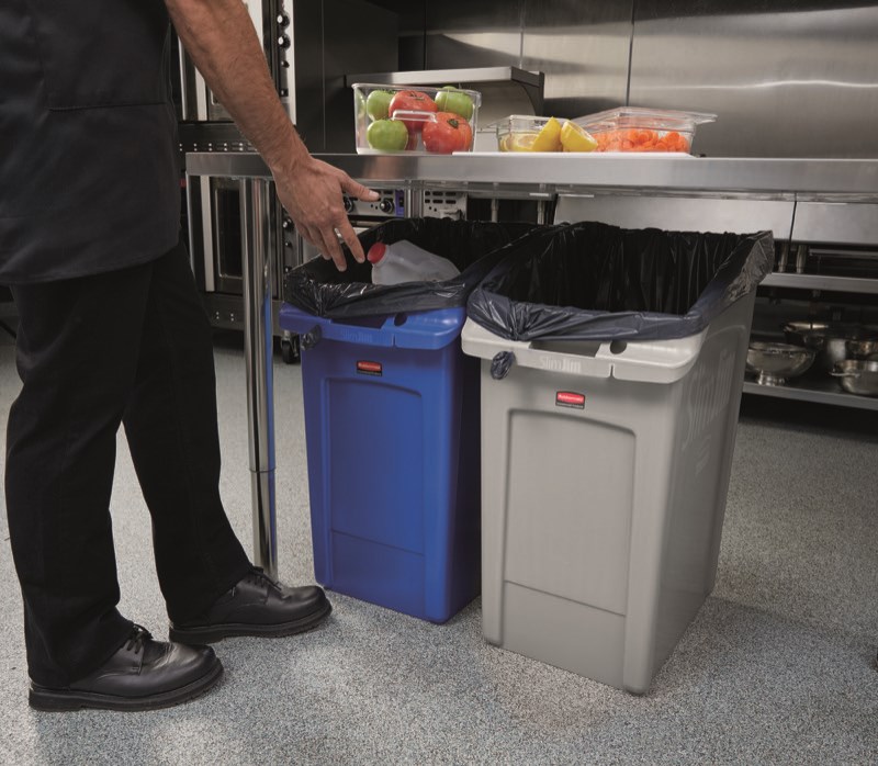 Les collecteurs encastrables Rubbermaid Slim Jim® offrent une solution spécialement conçue pour éliminer efficacement les déchets dans un espace réduit.