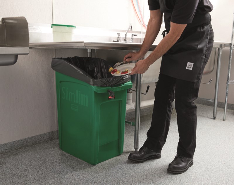 Slim Jim® Untertischbehälter von Rubbermaid Commercial sind eine zweckorientierte Lösung für die platzsparende Abfallentsorgung unter dem Tisch.