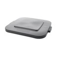 Las tapas de los contenedores cuadrados Rubbermaid Commercial BRUTE® reducen la acumulación al almacenarlos en el exterior. Las tapas resistentes y duraderas de los cubos se encajan para apilarlas de forma segura y estable.