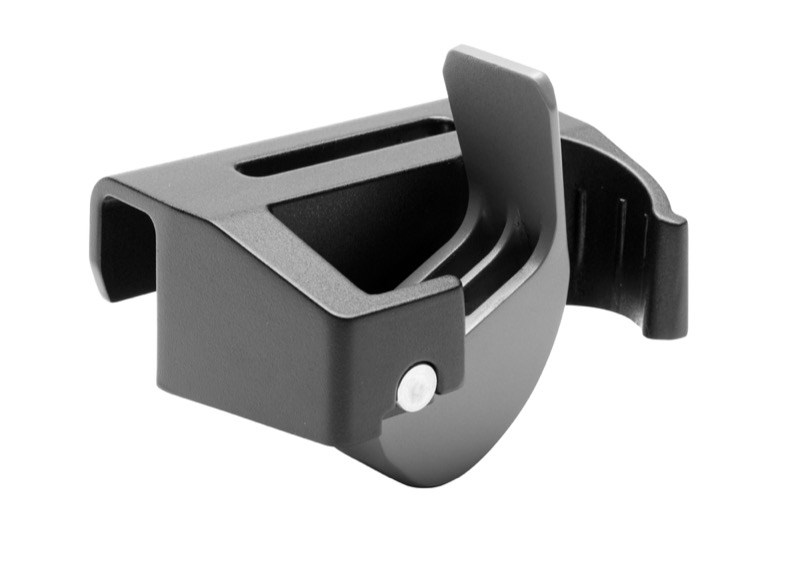 Des centaines de configurations différentes des clips Rubbermaid Slim Jim® permettent d’adapter le rangement des accessoires. Ces clips se fixent facilement au bord de n'importe quel collecteur Slim Jim® ou sur le rail porte-accessoires Slim Jim®.