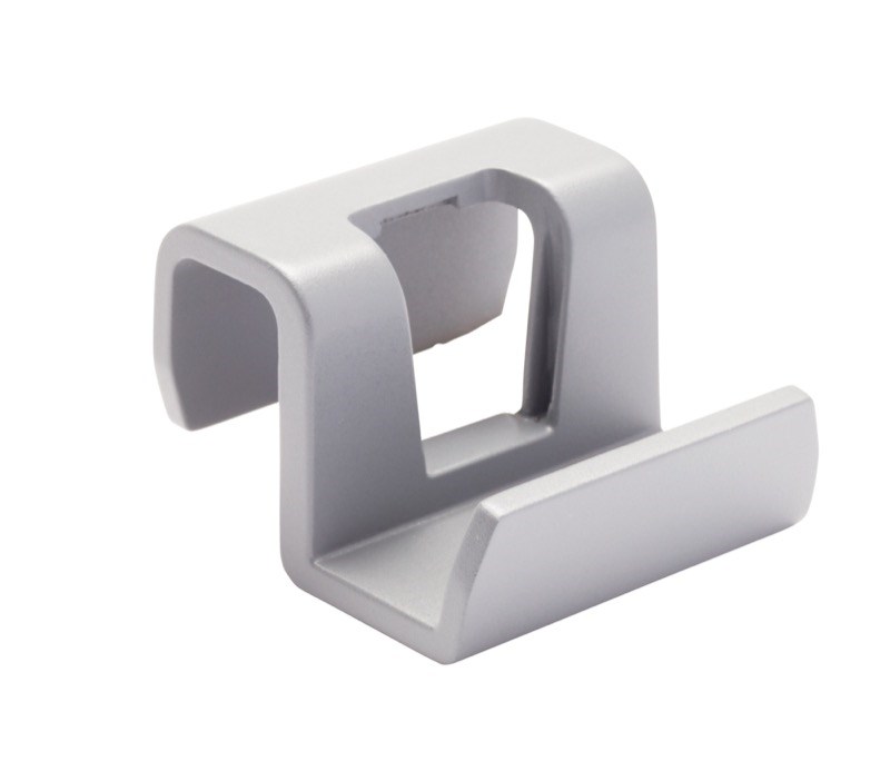 Des centaines de configurations différentes des clips Rubbermaid Slim Jim® permettent d’adapter le rangement des accessoires. Ces clips se fixent facilement au bord de n'importe quel collecteur Slim Jim® ou sur le rail porte-accessoires Slim Jim®.