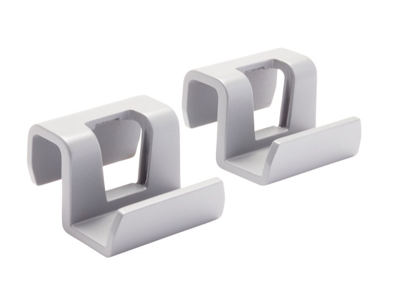 Des centaines de configurations différentes des clips Rubbermaid Slim Jim® permettent d’adapter le rangement des accessoires. Ces clips se fixent facilement au bord de n'importe quel collecteur Slim Jim® ou sur le rail porte-accessoires Slim Jim®.