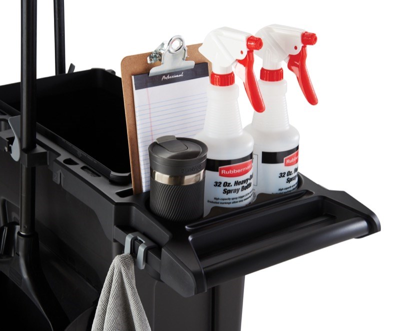 De Slim Jim® Rim Caddy Kit van Rubbermaid Commercial is een speciaal gebouwd systeem voor de opslag en het vervoer van gangbaar schoonmaakmateriaal.