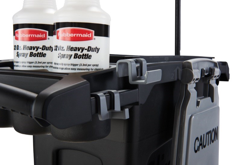 De Slim Jim® Rim Caddy Kit van Rubbermaid Commercial is een speciaal gebouwd systeem voor de opslag en het vervoer van gangbaar schoonmaakmateriaal.