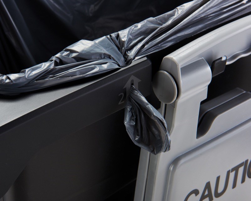 De Slim Jim® Rim Caddy Kit van Rubbermaid Commercial is een speciaal gebouwd systeem voor de opslag en het vervoer van gangbaar schoonmaakmateriaal.