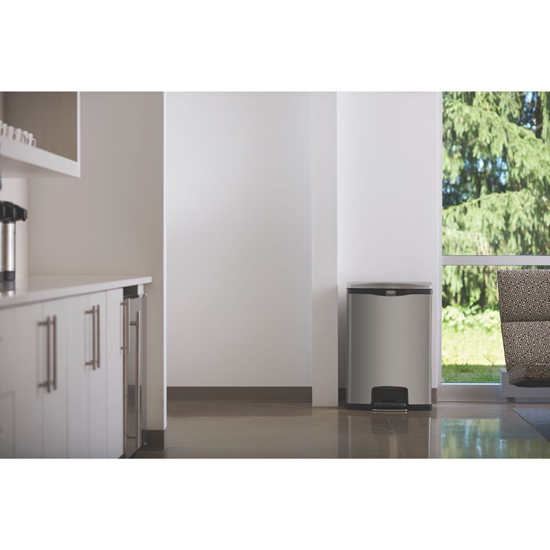 La compattezza e l'ingombro Shopping Center minimo del bidone a pedale Slim Jim® Rubbermaid Commercial consentono di posizionarlo anche negli spazi più ristretti. I bidoni a pedale Slim Jim® sono realizzati in materiali di alta qualità e rispondono al bisogno di efficienza, sicurezza e durevolezza di qualsiasi ambiente.