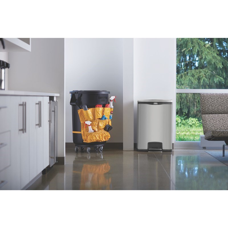 La compattezza e l'ingombro Shopping Center minimo del bidone a pedale Slim Jim® Rubbermaid Commercial consentono di posizionarlo anche negli spazi più ristretti. I bidoni a pedale Slim Jim® sono realizzati in materiali di alta qualità e rispondono al bisogno di efficienza, sicurezza e durevolezza di qualsiasi ambiente.