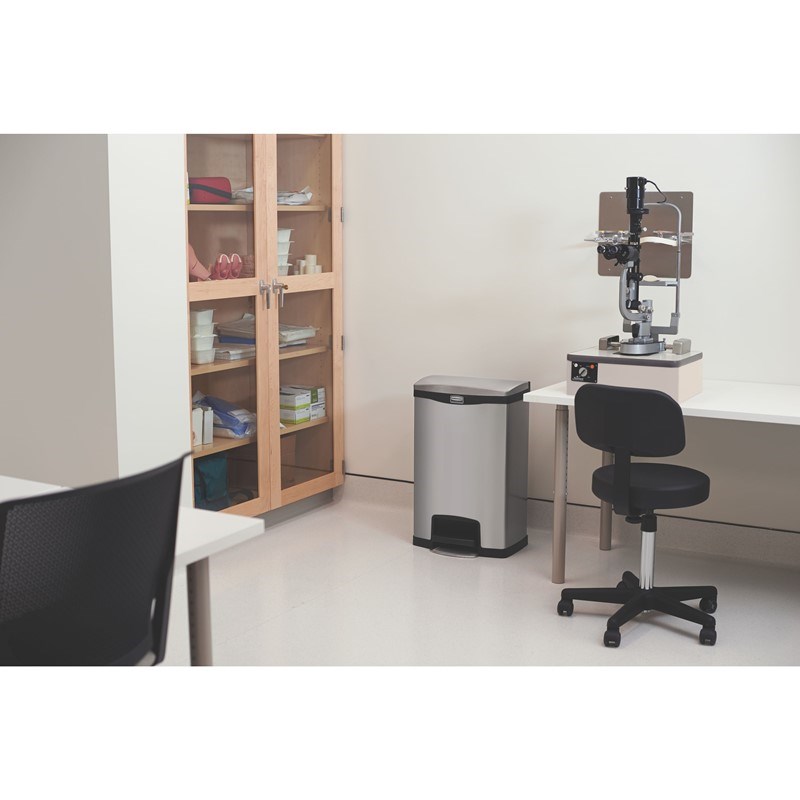 La compattezza e l'ingombro Shopping Center minimo del bidone a pedale Slim Jim® Rubbermaid Commercial consentono di posizionarlo anche negli spazi più ristretti. I bidoni a pedale Slim Jim® sono realizzati in materiali di alta qualità e rispondono al bisogno di efficienza, sicurezza e durevolezza di qualsiasi ambiente.