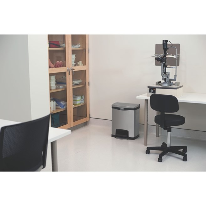 La compattezza e l'ingombro Shopping Center minimo del bidone a pedale Slim Jim® Rubbermaid Commercial consentono di posizionarlo anche negli spazi più ristretti. I bidoni a pedale Slim Jim® sono realizzati in materiali di alta qualità e rispondono al bisogno di efficienza, sicurezza e durevolezza di qualsiasi ambiente.