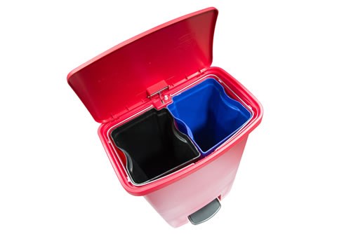 Le bac contribue à prolonger la durée de vie du collecteur à pédale Rubbermaid Slim Jim® version large (vendu séparément). En plastique non poreux résistant, ce bac est pourvu de contours lisses pour faciliter le nettoyage et de bandes de retenue qui maintiennent les sacs poubelle en place.