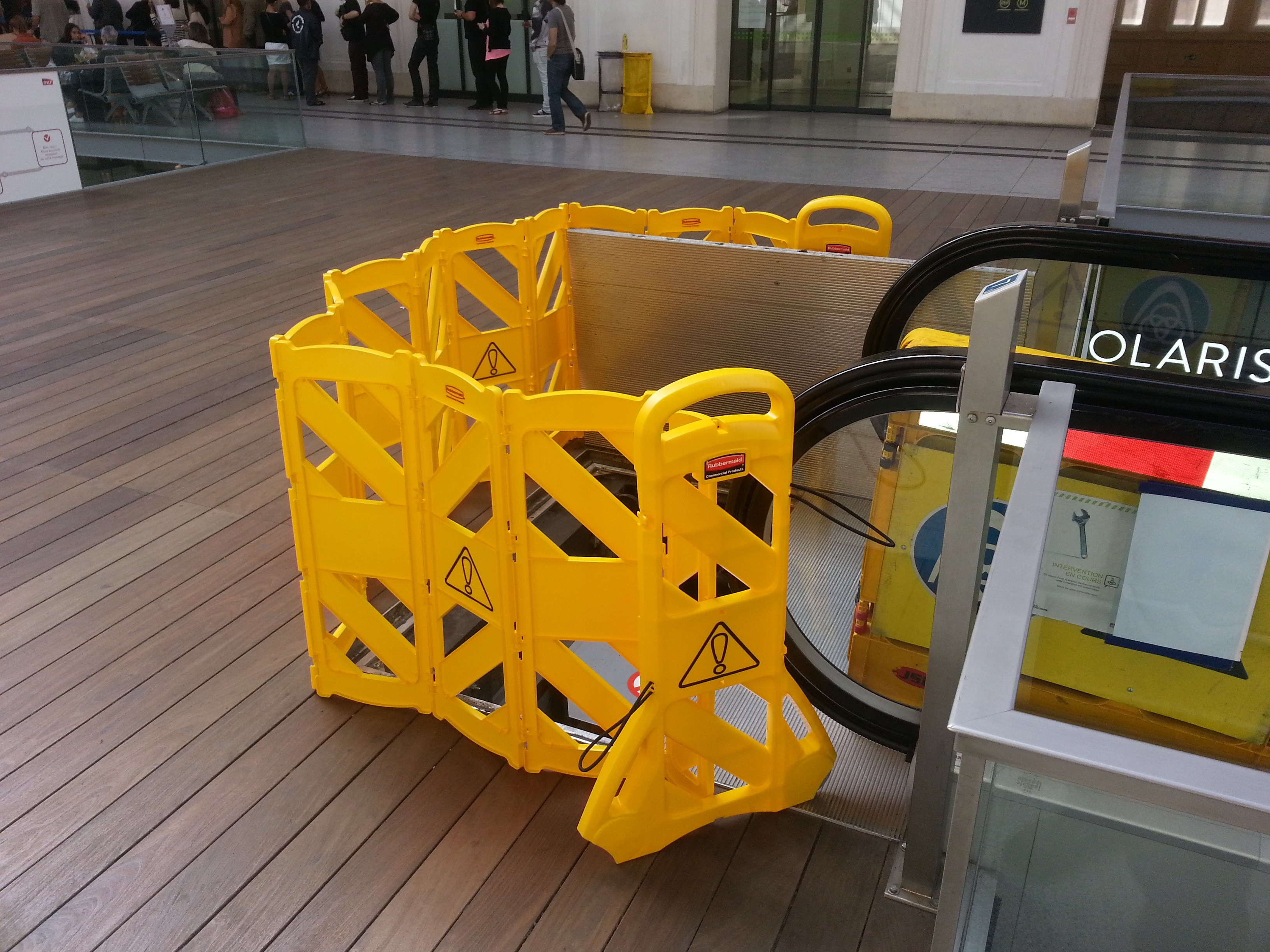 Barriera mobile facile da usare, da vedere, da spostare e da riporre composta da pannelli articolati per una lunghezza massima di 4 metri. I pannelli possono essere messi in fila oppure venire disposti a "U" oppure a cerchio. Colori conformi agli standard ANSI/OSHA.