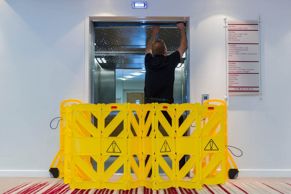 Barriera mobile facile da usare, da vedere, da spostare e da riporre composta da pannelli articolati per una lunghezza massima di 4 metri. I pannelli possono essere messi in fila oppure venire disposti a "U" oppure a cerchio. Colori conformi agli standard ANSI/OSHA.