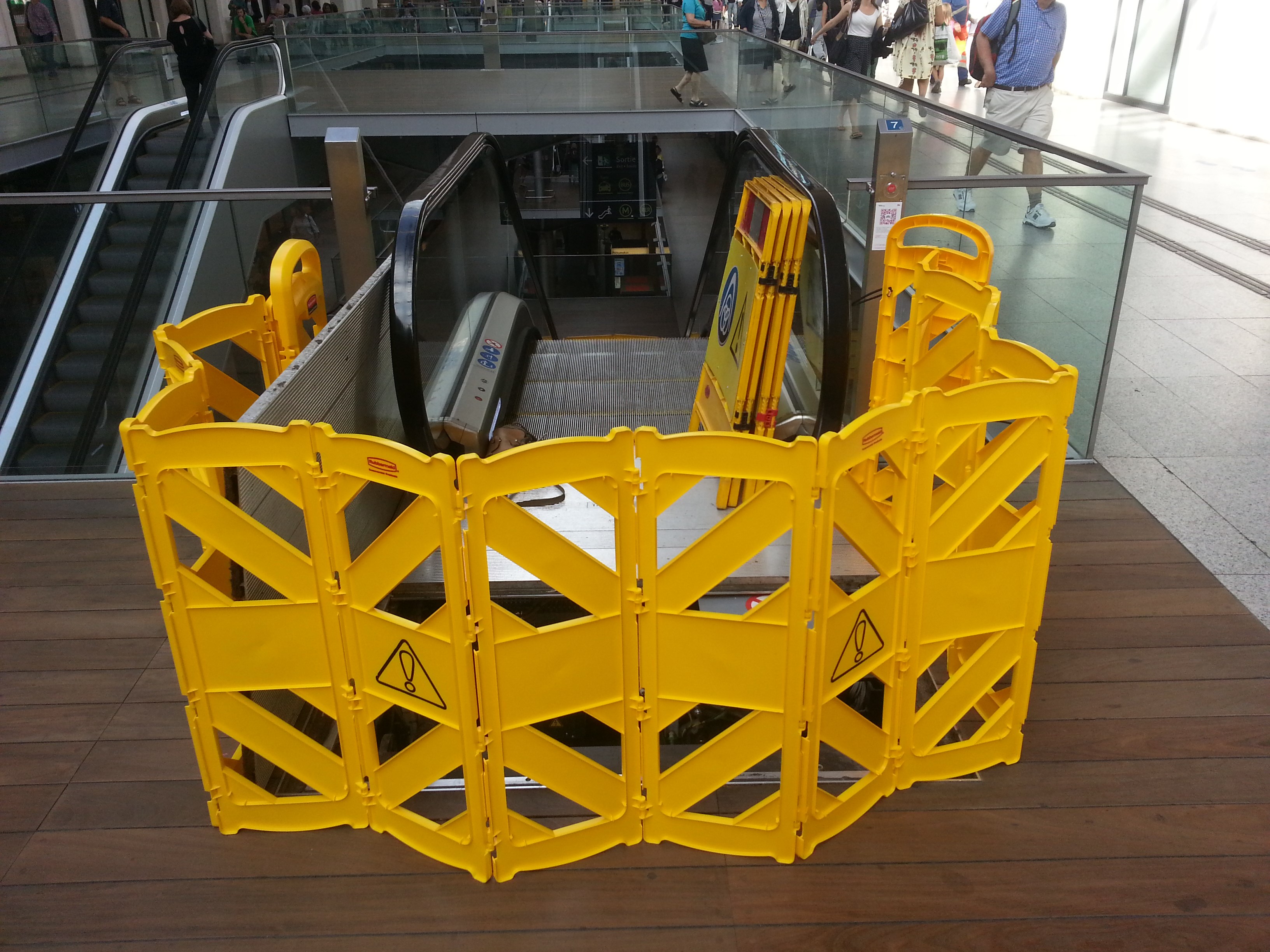 Barriera mobile facile da usare, da vedere, da spostare e da riporre composta da pannelli articolati per una lunghezza massima di 4 metri. I pannelli possono essere messi in fila oppure venire disposti a "U" oppure a cerchio. Colori conformi agli standard ANSI/OSHA.