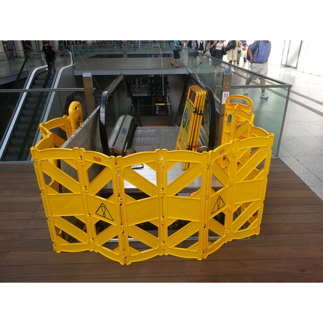 La barrera móvil es fácil de usar, de ver, de mover y de almacenar y puede extenderse hasta 4 metros gracias a los paneles articulados. Se puede utilizar recta, en curva o en círculo. Colores compatibles con el estándar ANSI/OSHA.