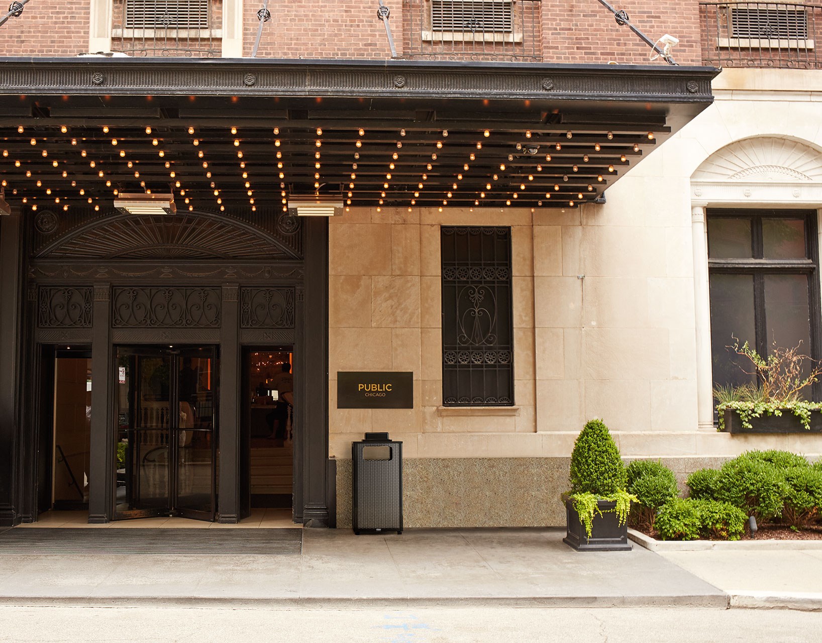 ディメンション・シリーズ24ガロンFGR18装飾的な屋外廃棄物コンテナのパンチングスチールパネルは、現代的な屋外環境を補完する高級感と立体感を演出します。