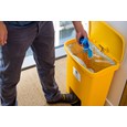 Le collecteur à pédale Rubbermaid Slim Jim® se distingue par sa forme élancée et son faible encombrement, ce qui permet de l’utiliser dans les espaces les plus exigus. Les collecteurs à pédale Slim Jim® sont conçus dans des matériaux de qualité supérieure et répondent aux exigences d'efficacité, de sécurité et de résistance de tous les environnements.