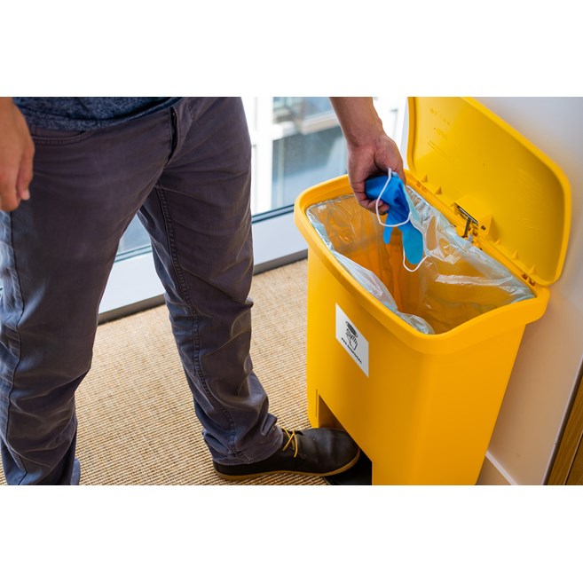 Le collecteur à pédale Rubbermaid Slim Jim® se distingue par sa forme élancée et son faible encombrement, ce qui permet de l’utiliser dans les espaces les plus exigus. Les collecteurs à pédale Slim Jim® sont conçus dans des matériaux de qualité supérieure et répondent aux exigences d'efficacité, de sécurité et de résistance de tous les environnements.