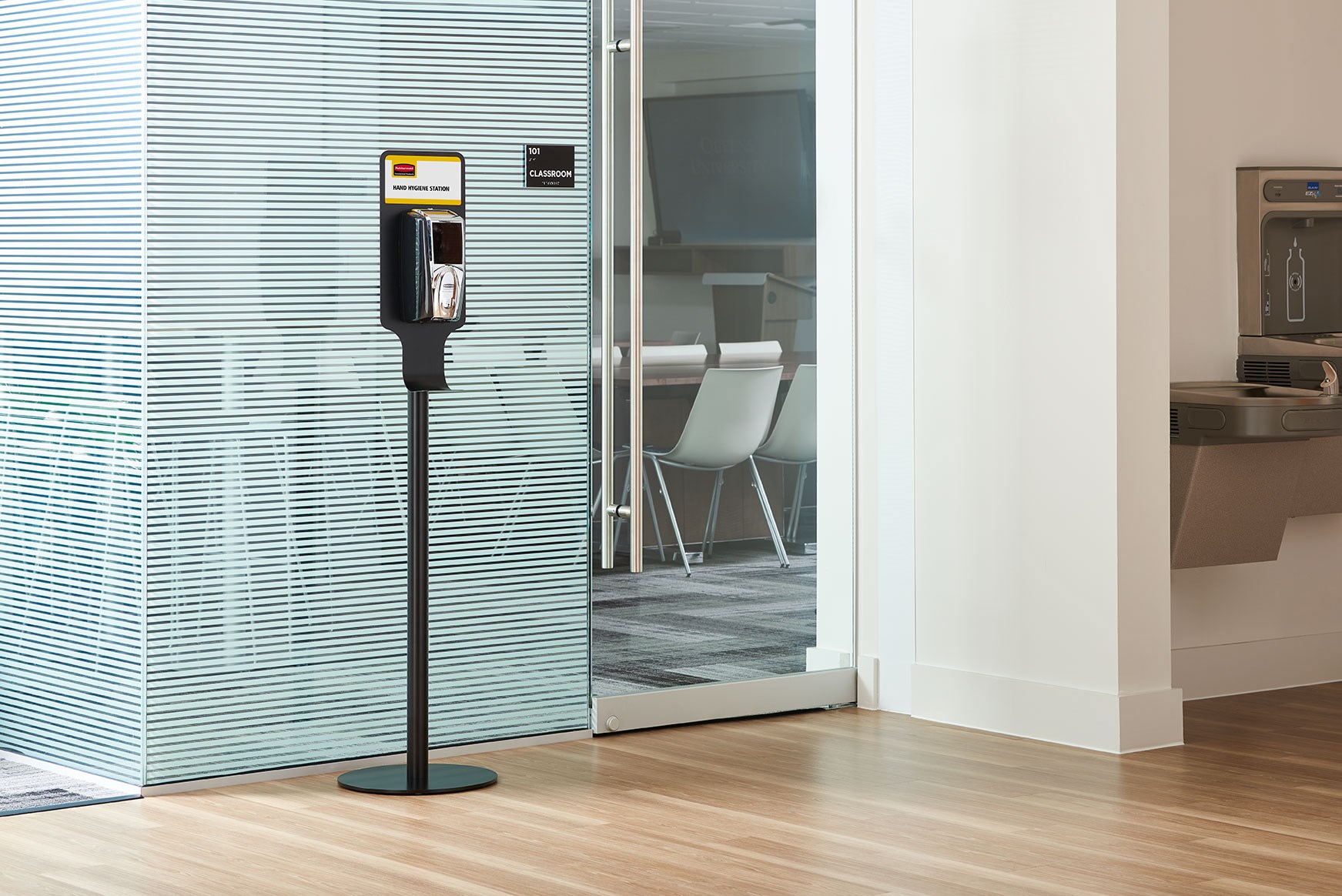 Giá đỡ toàn bộ bằng kim loại này có đế có trọng lượng cho phép đặt chất khử trùng tay độc lập để dễ dàng tiếp cận ở bất cứ đâu. Giá đỡ đa dung dịch cho phép lắp cả Máy phun bọt tự động và Giá đỡ kim loại.