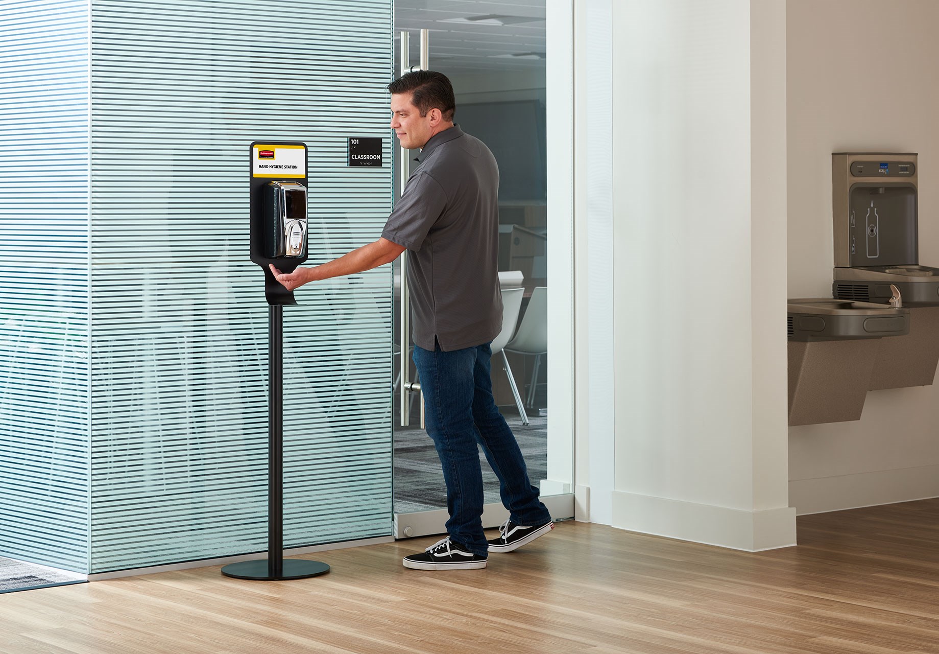 Giá đỡ toàn bộ bằng kim loại này có đế có trọng lượng cho phép đặt chất khử trùng tay độc lập để dễ dàng tiếp cận ở bất cứ đâu. Giá đỡ đa dung dịch cho phép lắp cả Máy phun bọt tự động và Giá đỡ kim loại.