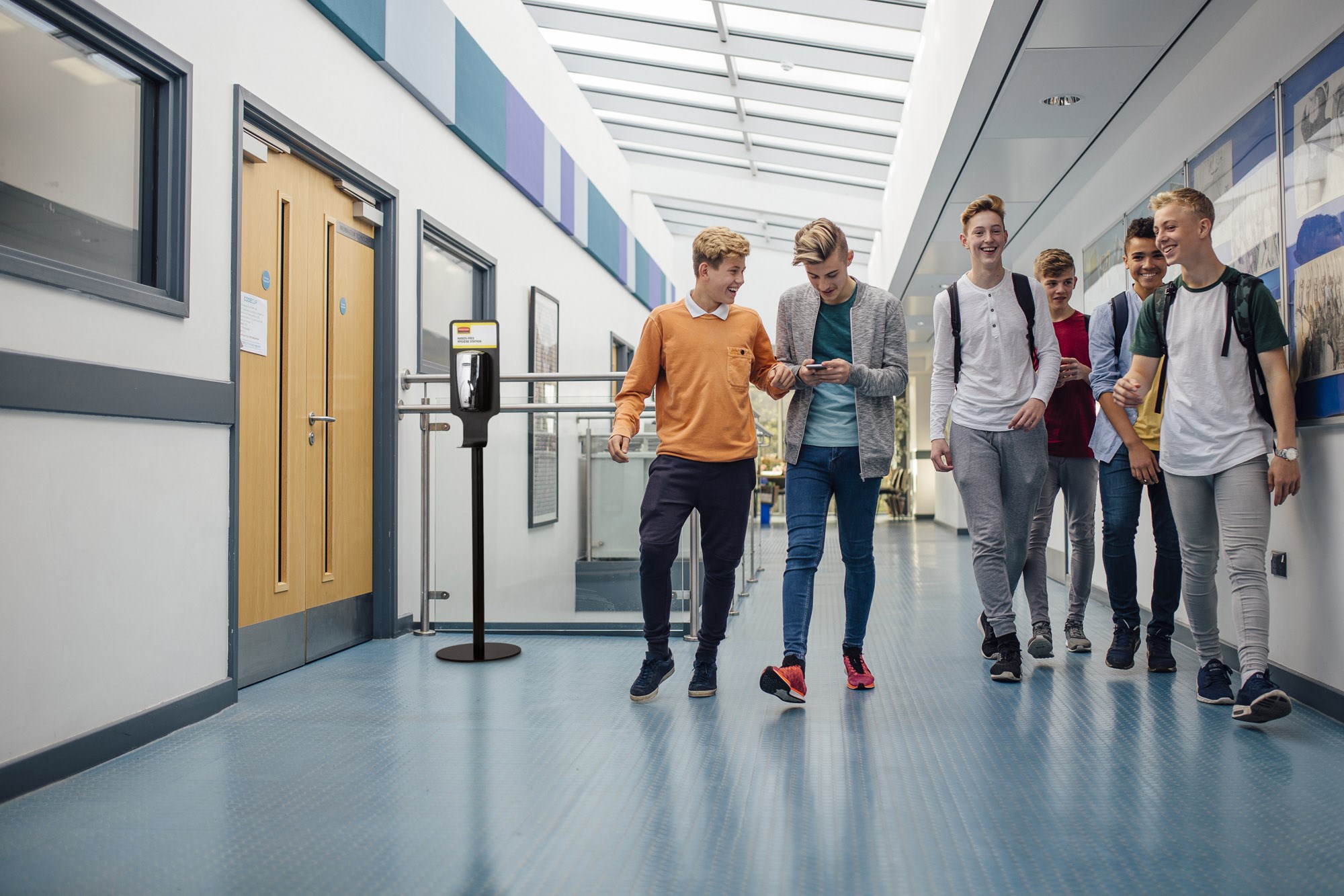 Este soporte de metal con base con peso permite la colocación independiente del dispensador AutoFoam para una correcta higiene de las manos en cualquier lugar.