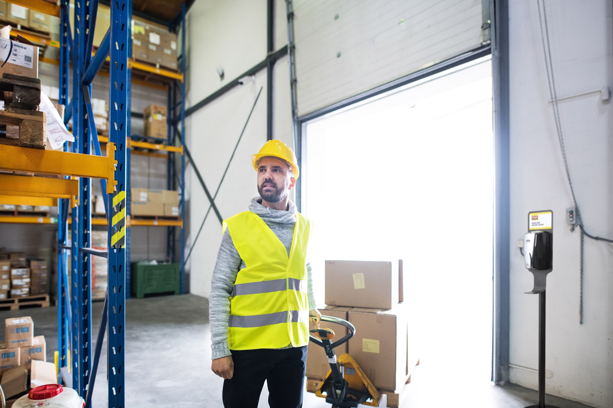 Este soporte de metal con base con peso permite la colocación independiente del dispensador AutoFoam para una correcta higiene de las manos en cualquier lugar.