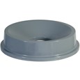 La tapa embudo de Rubbermaid Commercial para contenedores BRUTE® de 121 l está diseñada para la eliminación de residuos sin contacto.