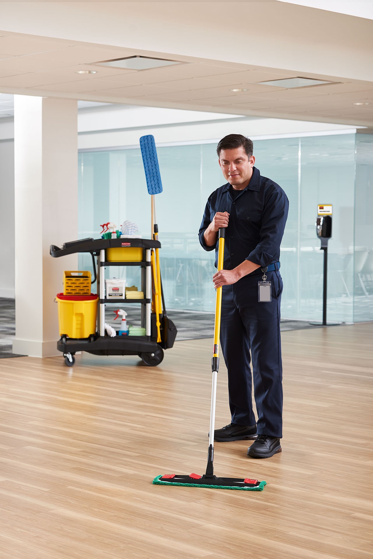 The Adaptable Flat Mop Pad helps improve cleaning efficacy and connects to the Adaptable Flat Mop Frame via tabs or pockets for two styles of microfiber mopping in large spaces.