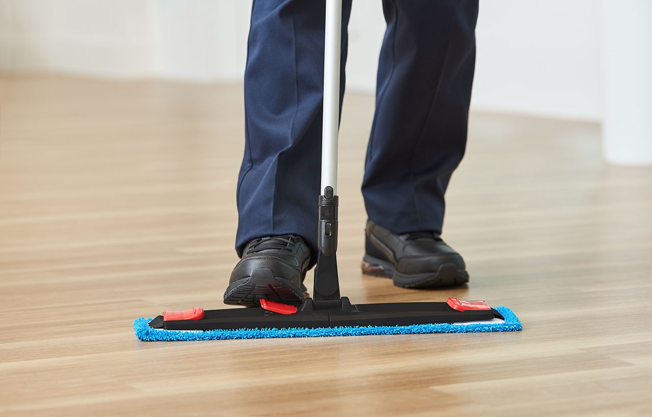 The Adaptable Flat Mop Frame is a thin, flat frame that can easily fit under low objects. Pair the frame with Adaptable Microfiber Pads for ergonomic microfiber mopping in large spaces.