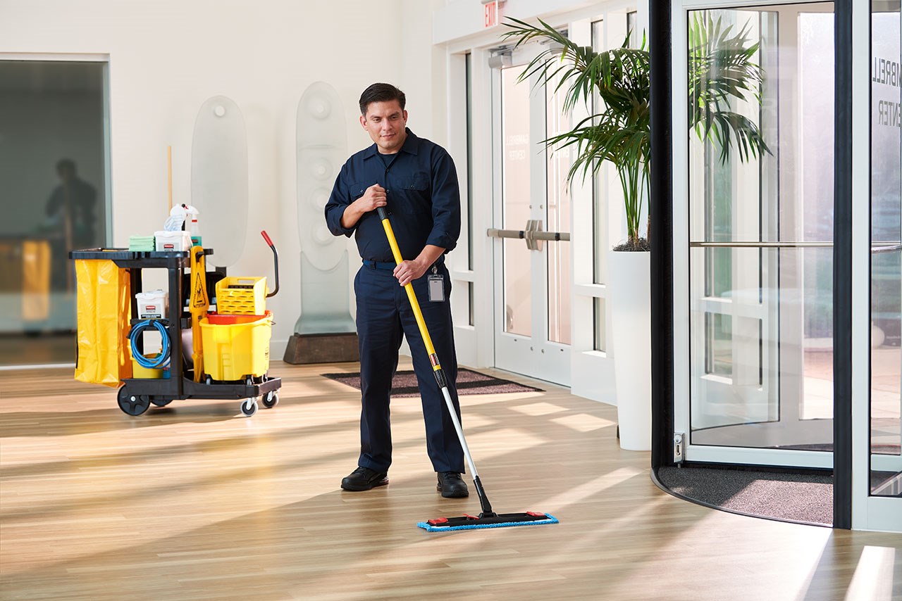 Adaptable Flat Mop Pad 有助於提高清潔效果，並可透過拉片或口袋與 Adaptable Flat Mop Frame 相連，在大空間使用兩種款式的超細纖維拖把。