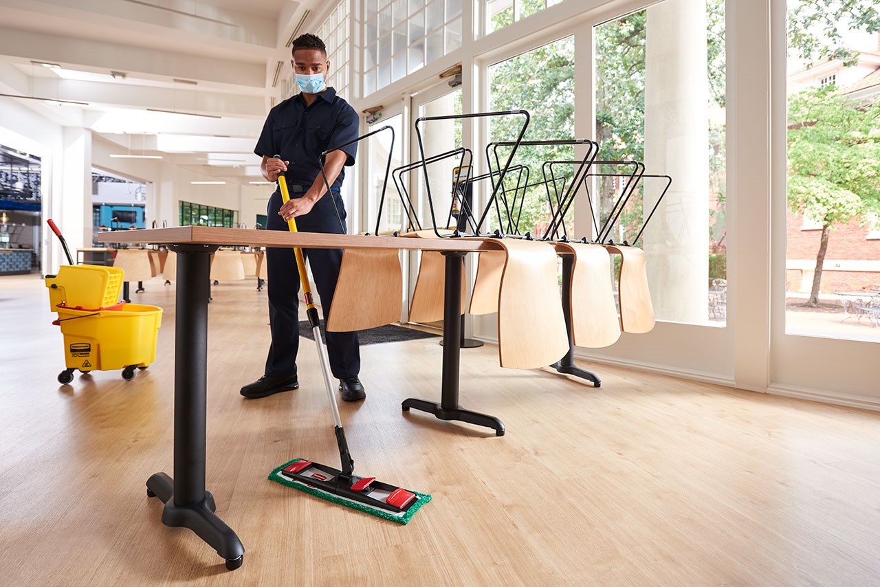 The Adaptable Flat Mop Pad helps improve cleaning efficacy and connects to the Adaptable Flat Mop Frame via tabs or pockets for two styles of microfiber mopping in large spaces.