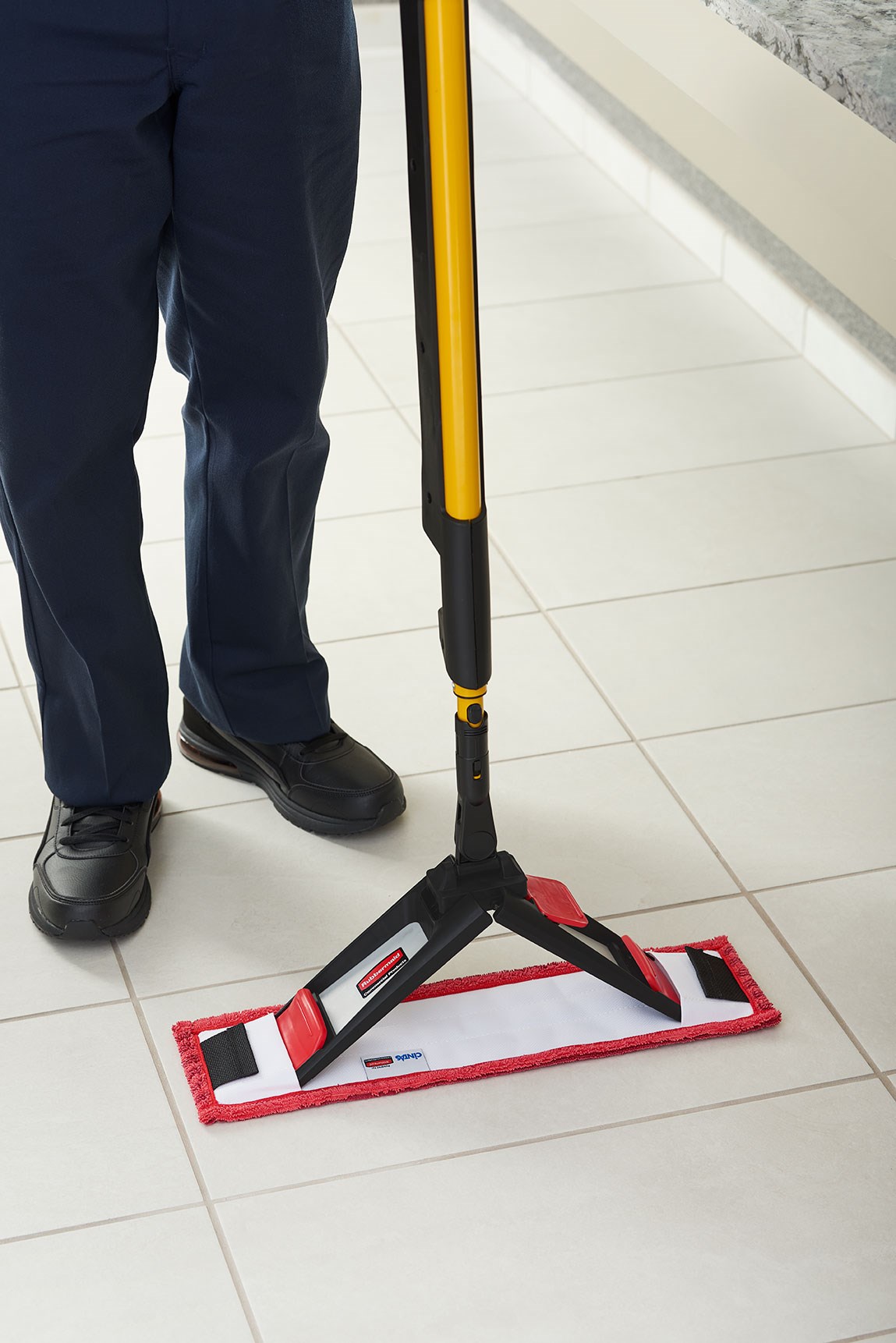 Adaptable Flat Mop Pad 有助於提高清潔效果，並可透過拉片或口袋與 Adaptable Flat Mop Frame 相連，在大空間使用兩種款式的超細纖維拖把。