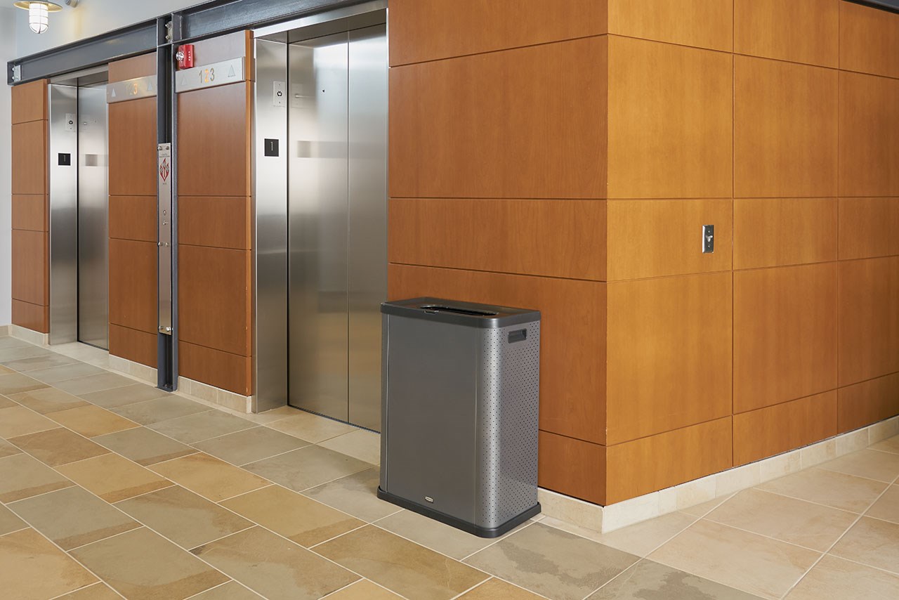 Elevate™ 裝飾性廢棄物容器提供經典、永恆的設計，能在不犧牲預算的情況下，改變您的空間，提升整體的賓客體驗。