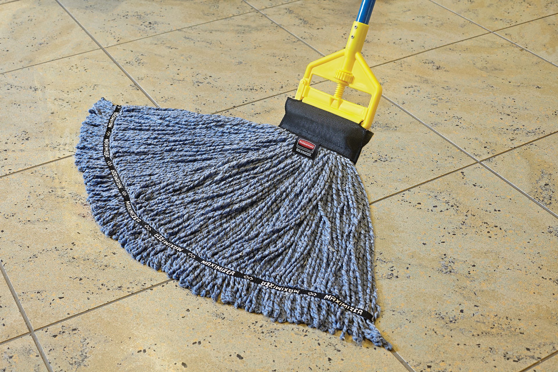 Maximizer™ Wet Mop's unique design delivers the industry-leading mop spread, providing 30% more floor coverage than the standard wet mop.