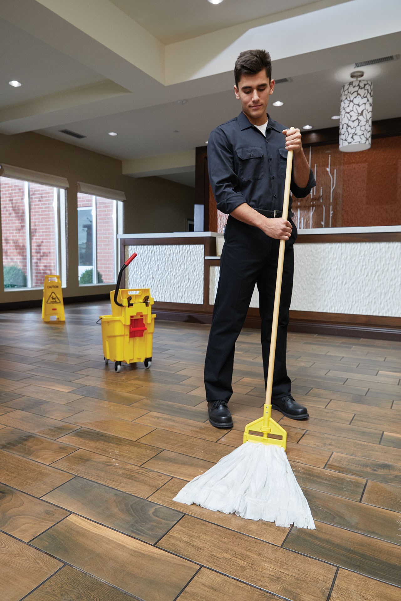 Invader® Side-Gate Mop Handle makes removing and replacing mop heads easy and efficient. Thumbwheel clamps the mop firmly in place; should be used with 1"  headband mops only.