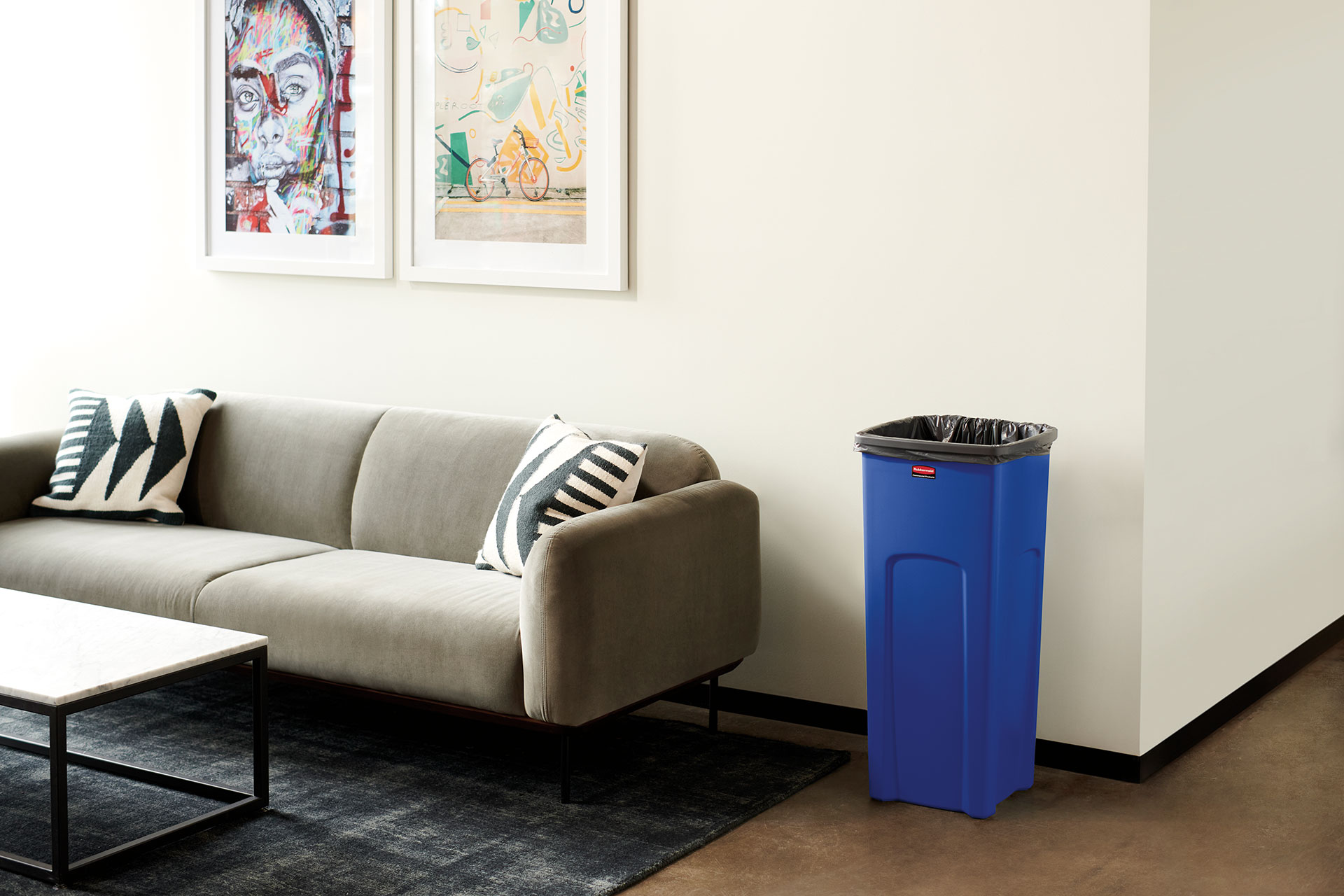 Die 4-eckigen Untouchable®-Behälter von Rubbermaid Commercial sind platzsparend und wirtschaftlich.