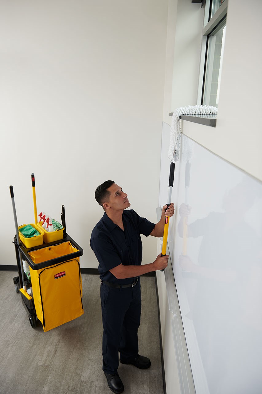 HYGEN™ Quick-Connect handles and poles make cleaning more efficient in every area of the facility by reaching the highest spaces with ease. The unique connection mechanism allows for easy, time-saving tool exchange.