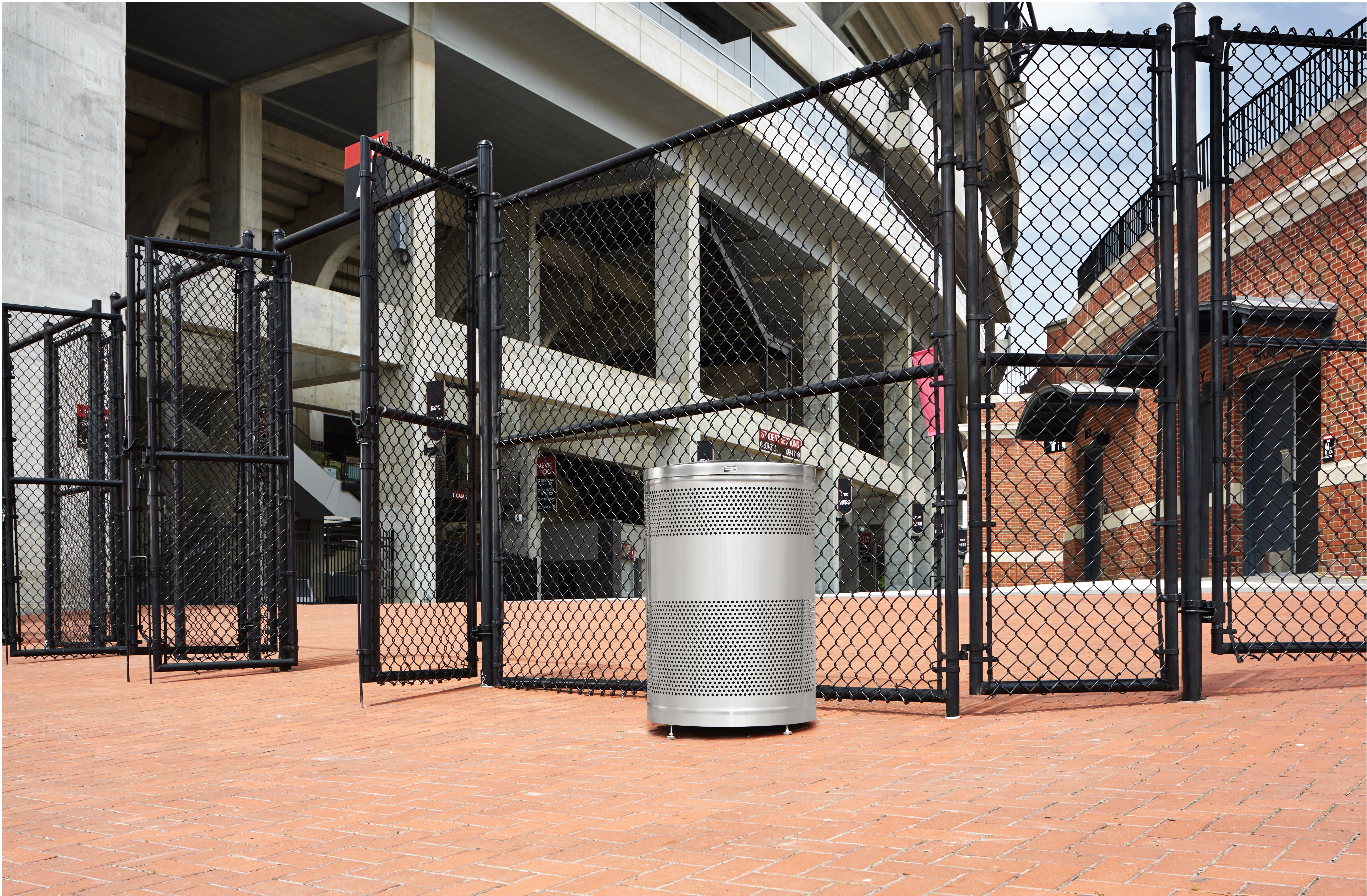 Thùng đựng rác trang trí Classics chịu lực nặng có thiết kế bằng thép đục lỗ cho vẻ ngoài sạch sẽ và hiện đại. Thùng đựng này là lựa chọn thông minh cho những khu vực có lưu lượng đi lại cao và có thể sử dụng cả ngoài trời và trong nhà.