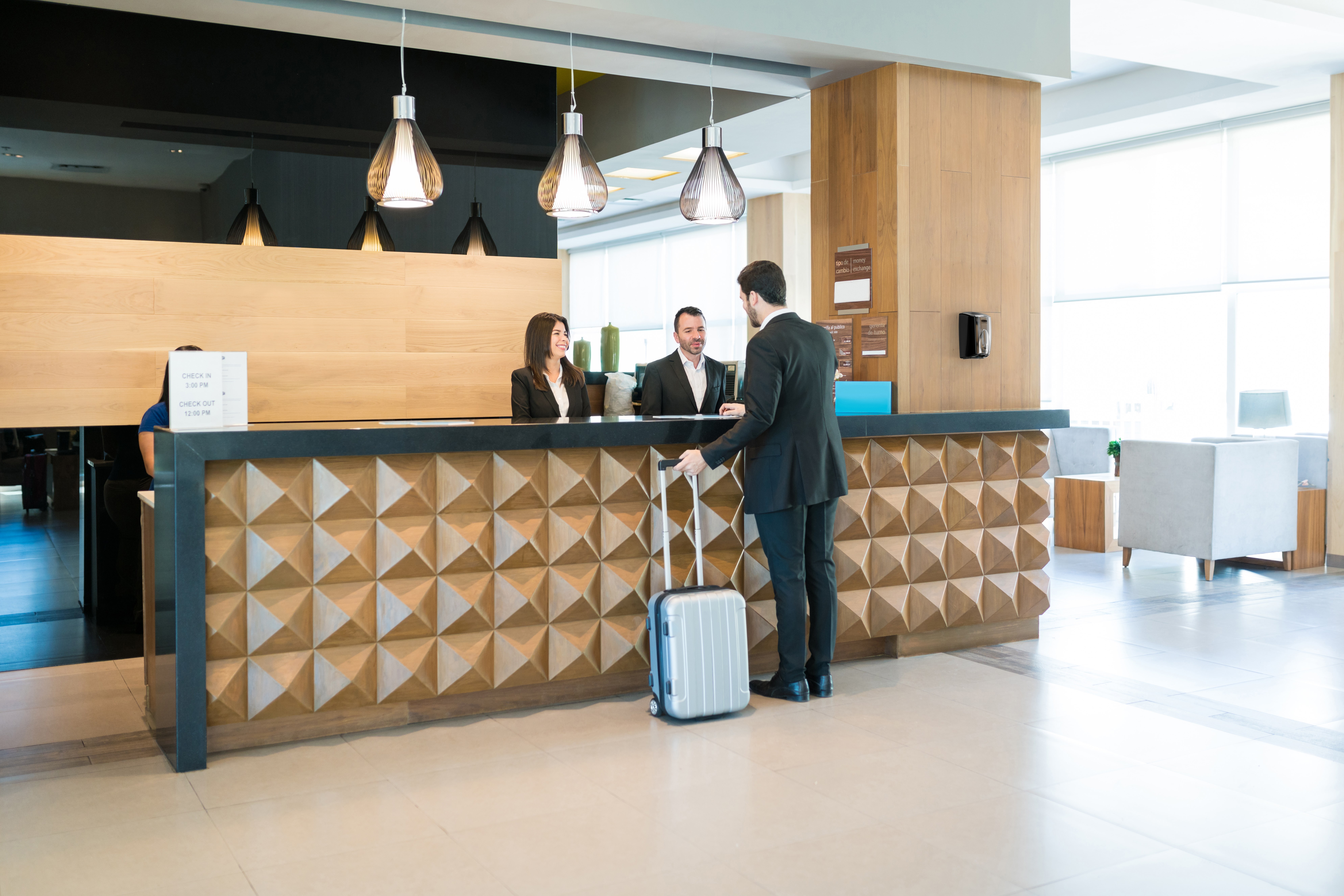 Désinfectant efficace et à action rapide. Désinfectant avec alcool disponible sous forme de mousse et de spray pour une gamme complète de distributeurs