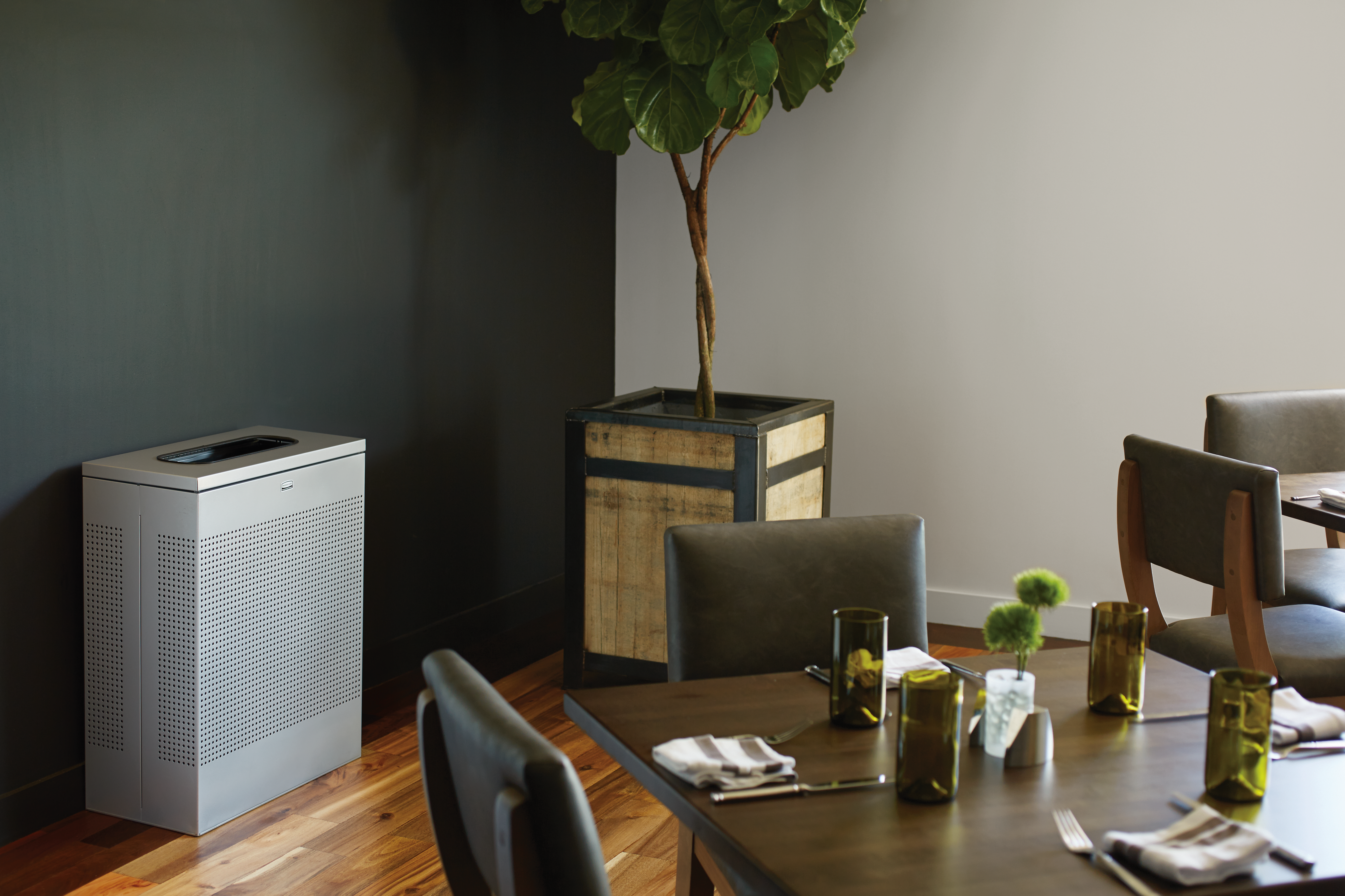 Der schlanke und dekorative Silhouettes Abfallbehälter für Innenräume mit 85 Liter Fassungsvermögen (FGSR18) fügt sich mit seinem modernen Lochmuster harmonisch und formschön in moderne Einrichtungen und Umgebungen ein.