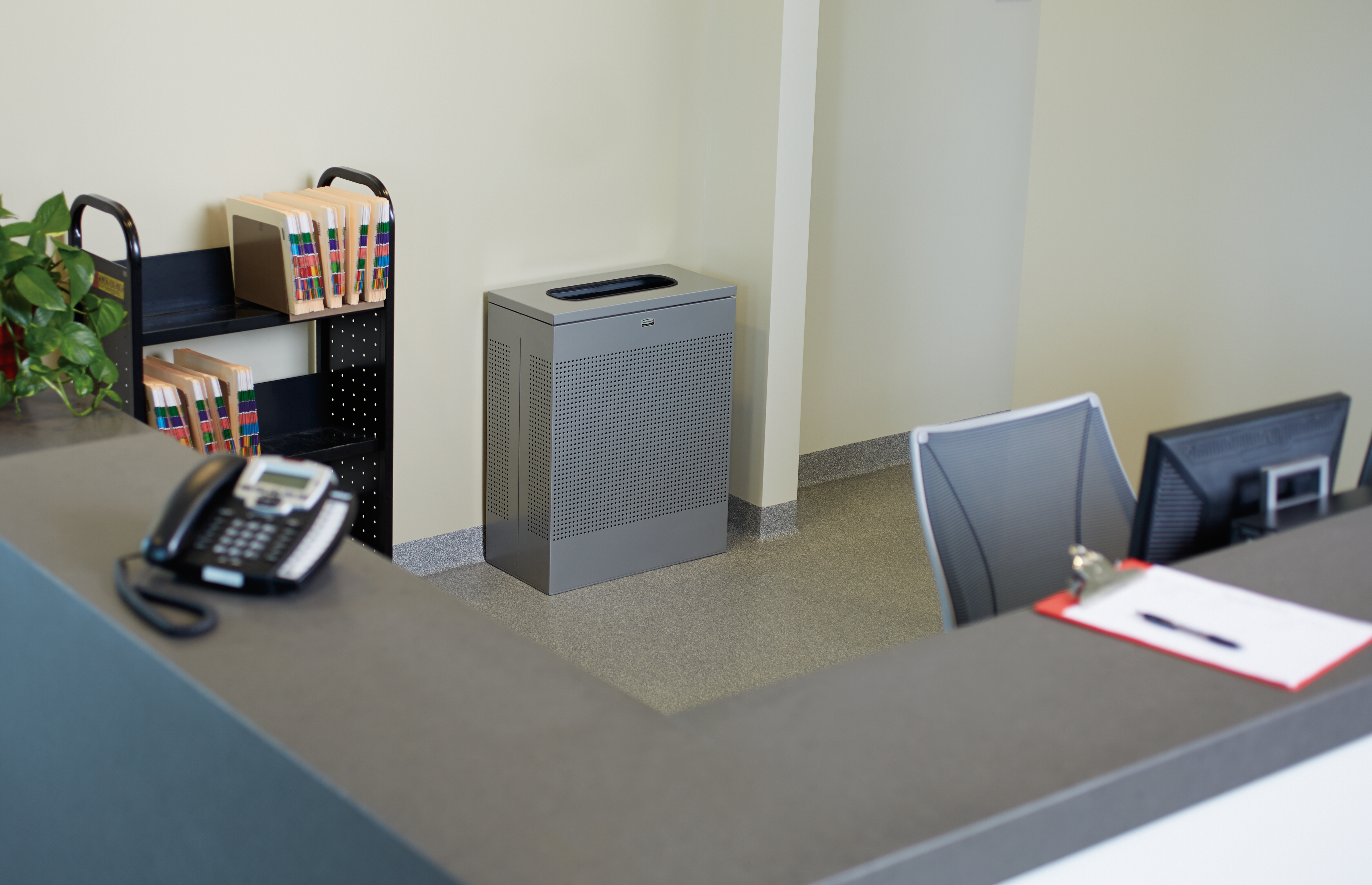 Der schlanke und dekorative Silhouettes Abfallbehälter für Innenräume mit 85 Liter Fassungsvermögen (FGSR18) fügt sich mit seinem modernen Lochmuster harmonisch und formschön in moderne Einrichtungen und Umgebungen ein.