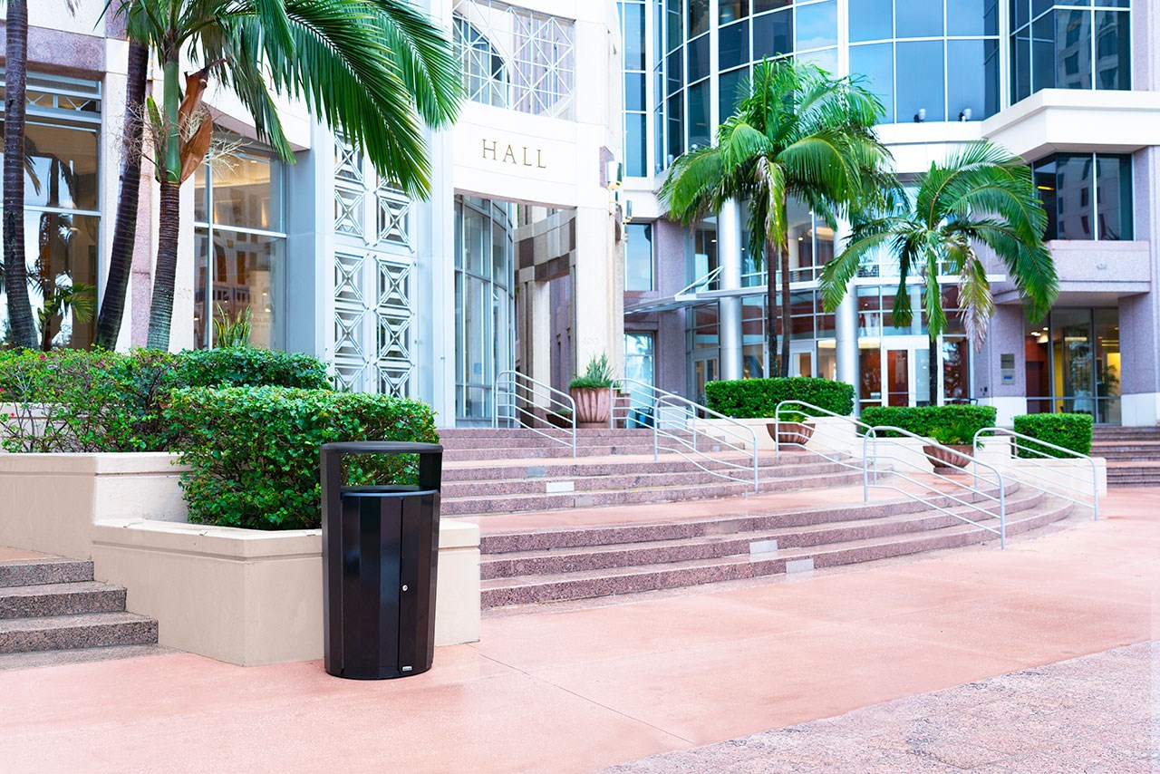 The Resist® Round Waste Container is designed to maintain high-quality aesthetics under the most extreme outdoor conditions. Proprietary fan design resists up to 500lbs. of sustained blunt force.