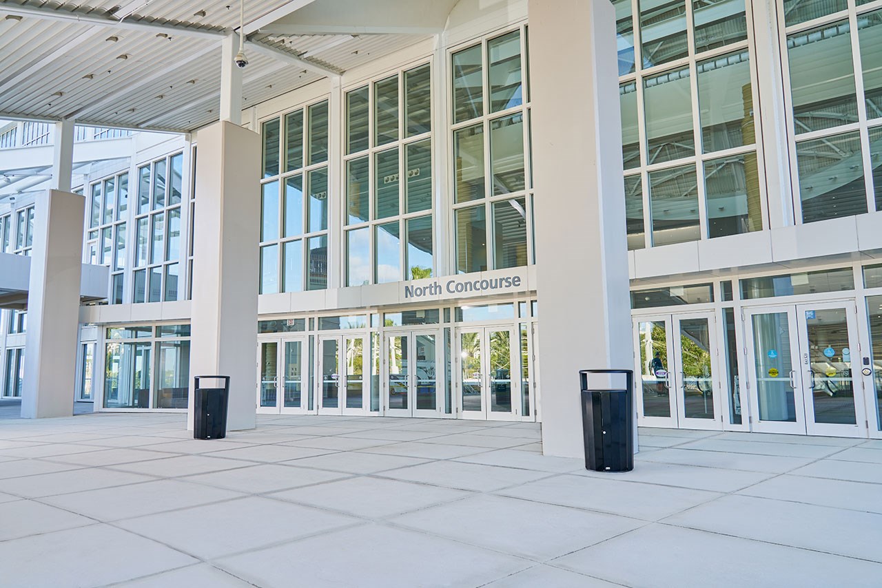 The Resist® Round Waste Container is designed to maintain high-quality aesthetics under the most extreme outdoor conditions. Proprietary fan design resists up to 500lbs. of sustained blunt force.