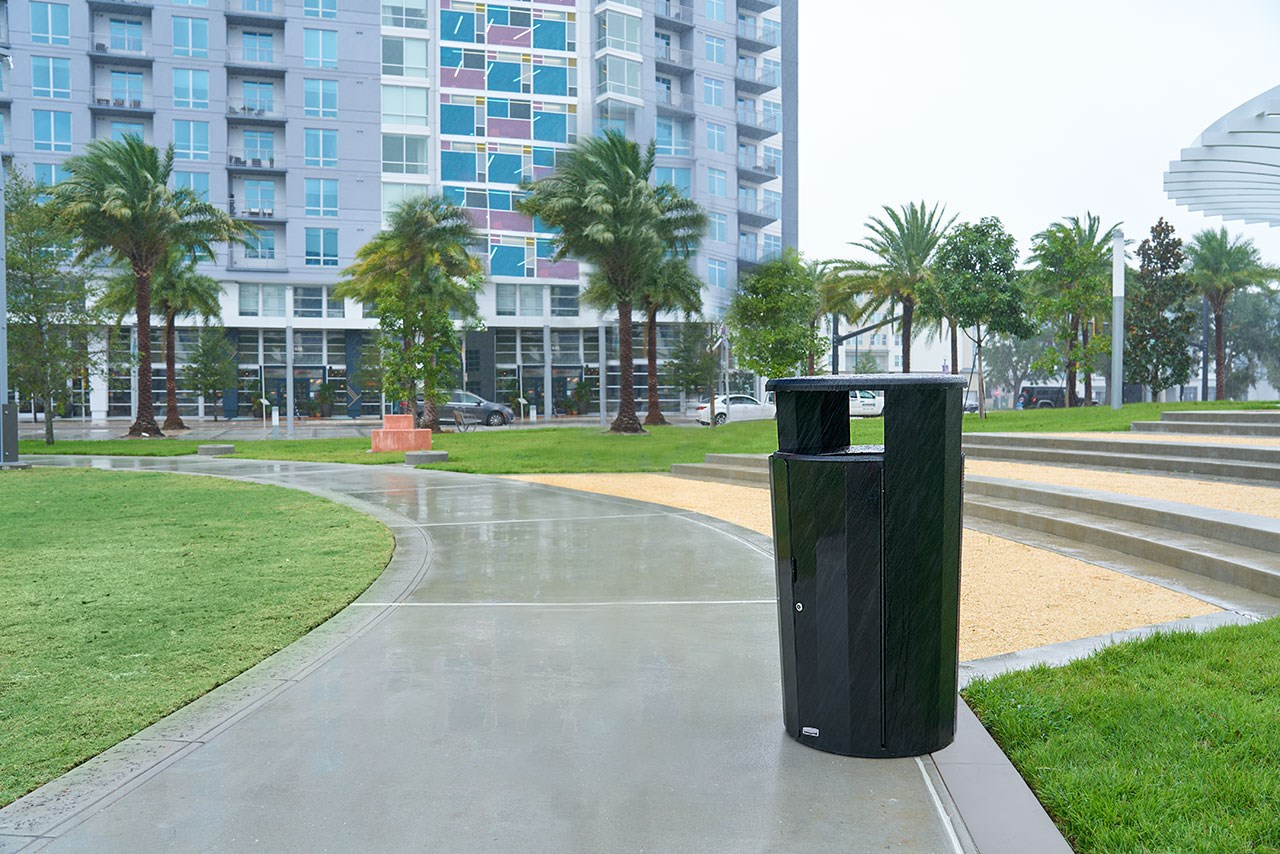 The Resist® Round Waste Container is designed to maintain high-quality aesthetics under the most extreme outdoor conditions. Proprietary fan design resists up to 500lbs. of sustained blunt force.