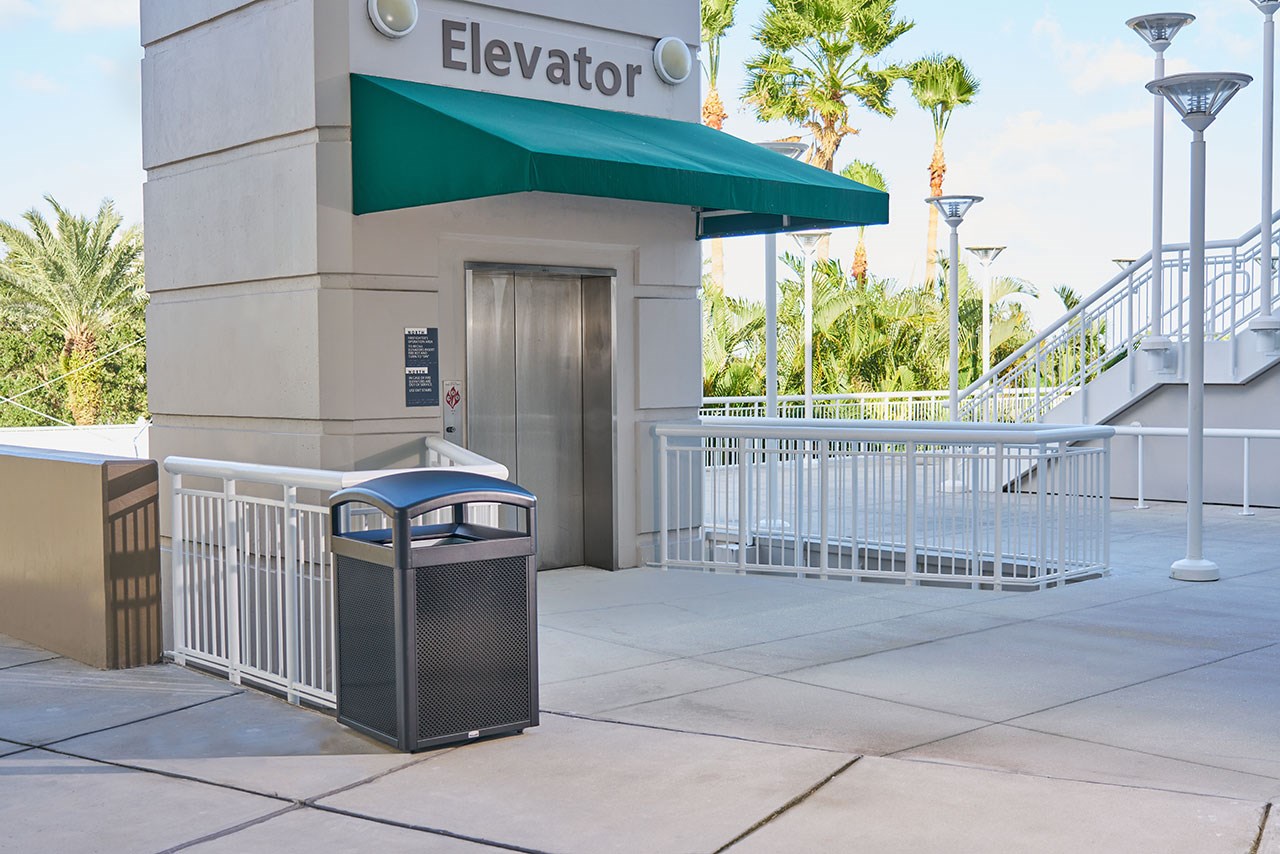 Tấm kim loại trang trí cỡ trung kết hợp với Thùng chứa Landmark Series 35 Gal (bán riêng) hoặc Thùng chứa Tailor™ 41 Gal (bán riêng) để tạo ra giải pháp xử lý chất thải có thể tùy chỉnh.