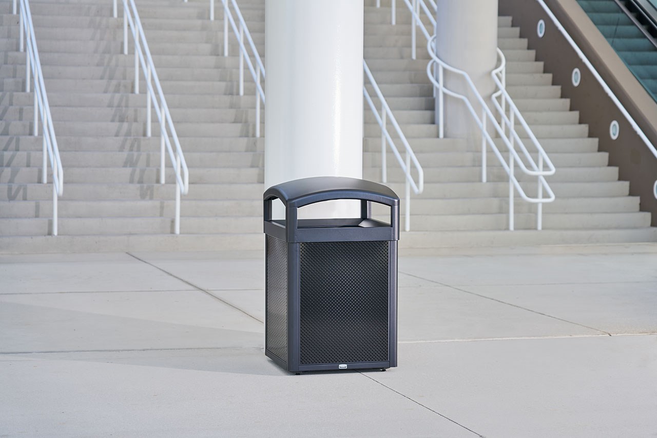 Tấm kim loại trang trí cỡ trung kết hợp với Thùng chứa Landmark Series 35 Gal (bán riêng) hoặc Thùng chứa Tailor™ 41 Gal (bán riêng) để tạo ra giải pháp xử lý chất thải có thể tùy chỉnh.