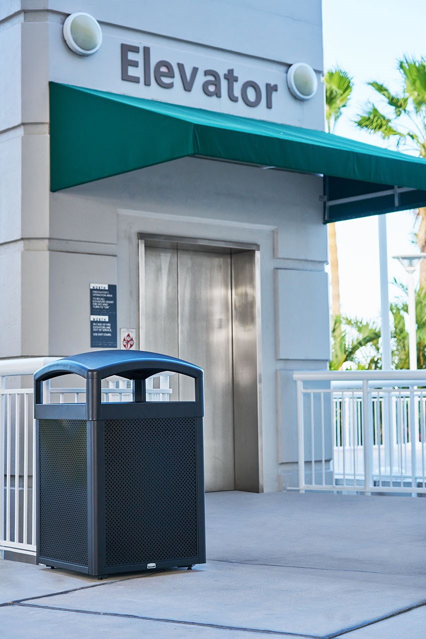 Tấm kim loại trang trí cỡ trung kết hợp với Thùng chứa Landmark Series 35 Gal (bán riêng) hoặc Thùng chứa Tailor™ 41 Gal (bán riêng) để tạo ra giải pháp xử lý chất thải có thể tùy chỉnh.